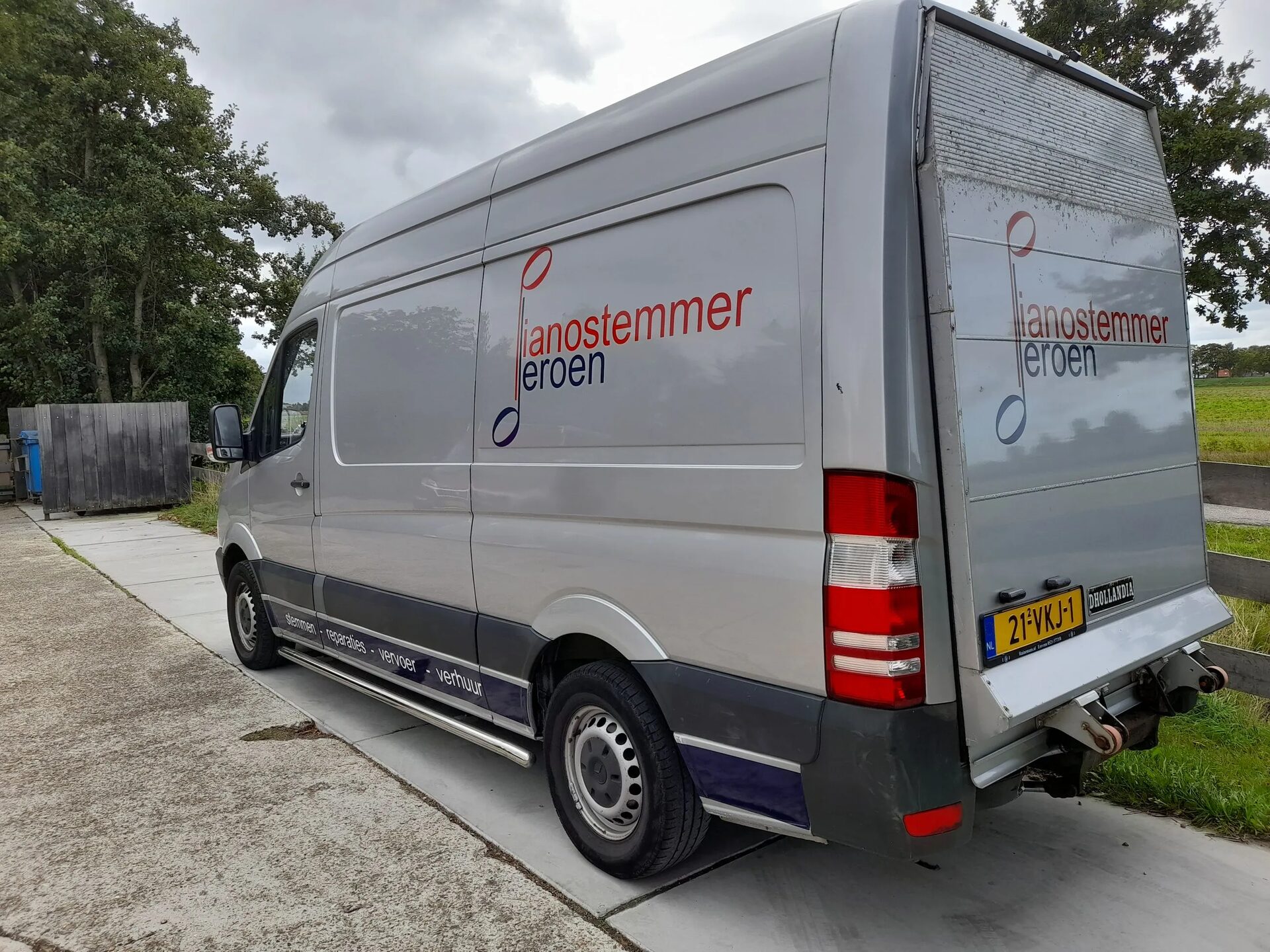 Achterkant van de bus met logo