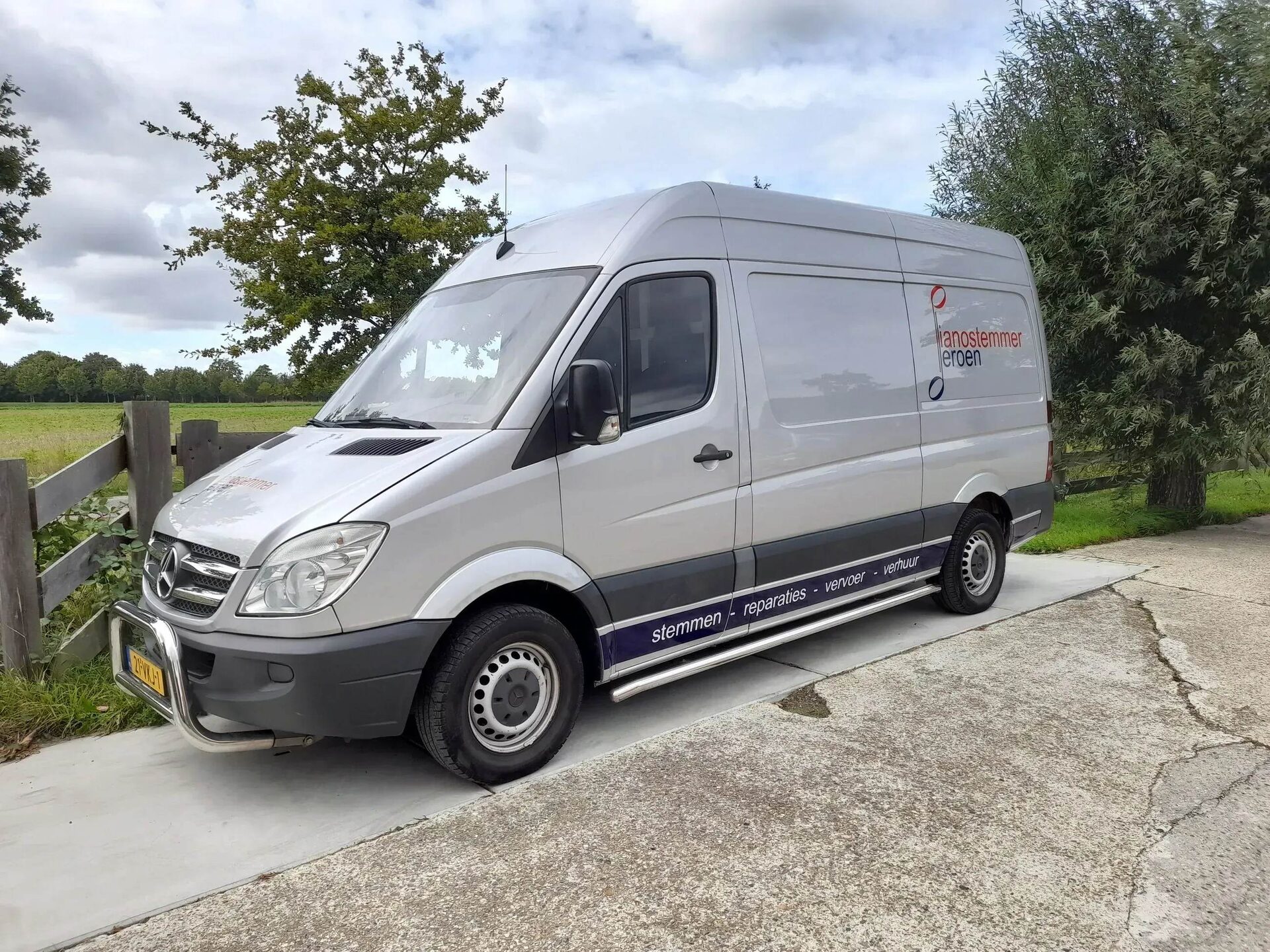 Bus van Pianostemmer Jeroen