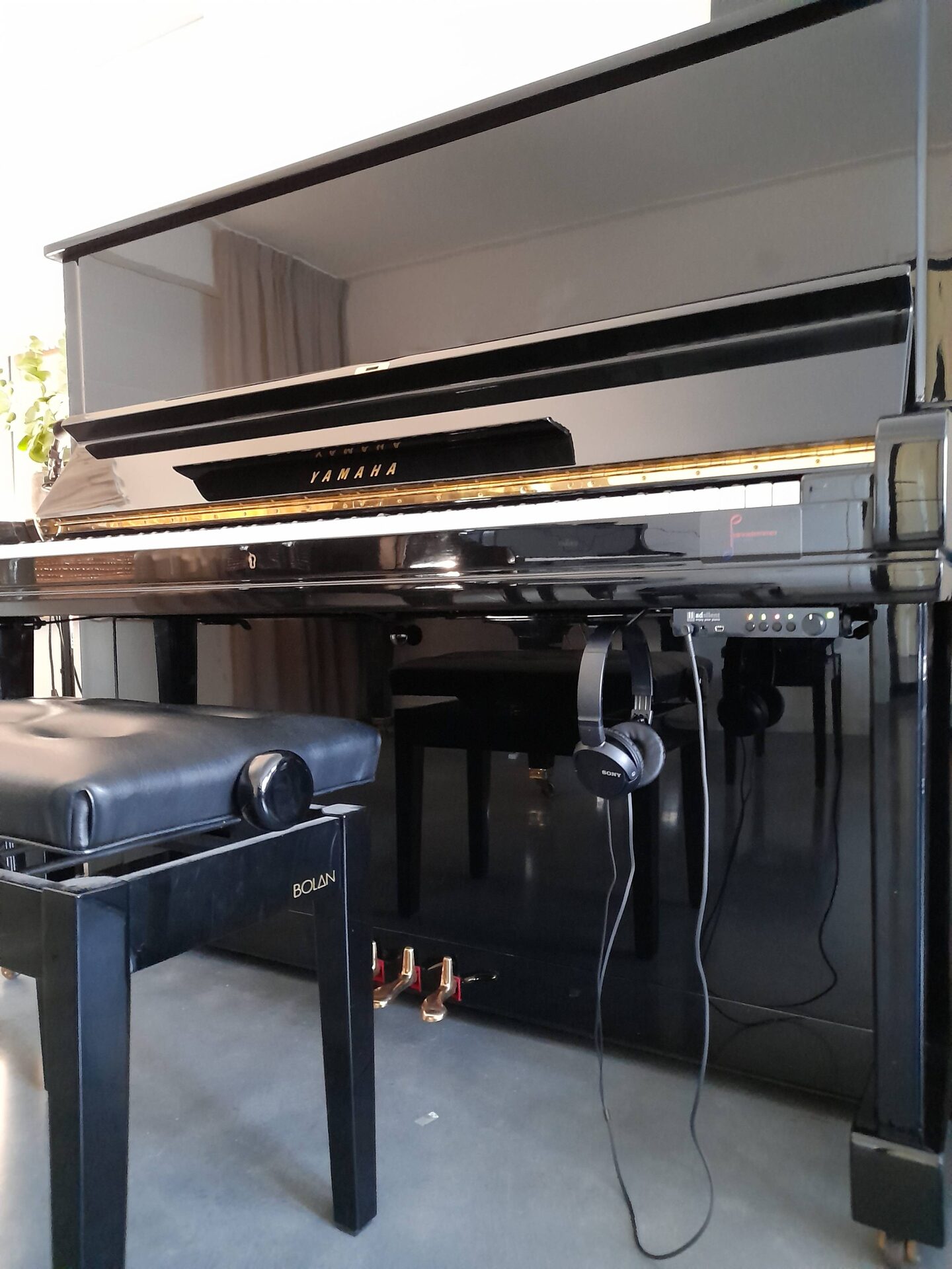 Piano met silent systeem en hoofdtelefoon